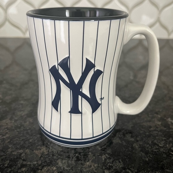 NY Yankees Pinstripe Coffee Mug - Picture 1 of 5
